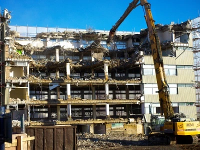 Demolición parcial de edificio con medianeras colindantes en Madrid